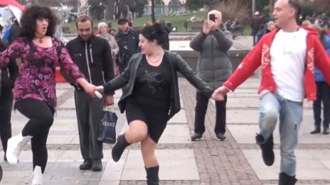 Ние, православно - патриотичните хора сме срещу вас, мръсни интелектуалци