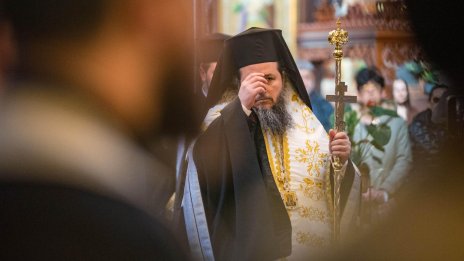 В кадър: Панахида по случай годишнината от атентата в храм "Света Неделя"