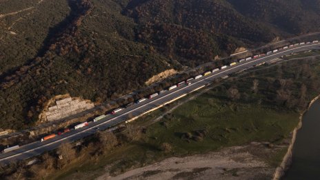 Фермерите в Гърция засилват протестите, шофьори са блокирани с часове по пътищата