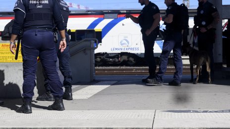 Осъждан суданец рани души с нож в Франция, полицията го простреля 