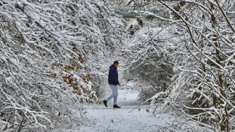 Времето днес: Слънчево, на места със слаби дъждове