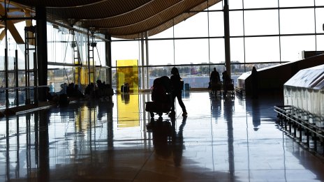 Турист в Испания опита да качи на самолет починалата си съпруга в количка