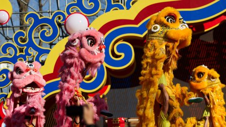 Китай посрещна годината на Огнения кон с голяма гала и роботи