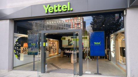 Yettel подобрява достъпността на магазините си с тактилни ленти за незрящи хора