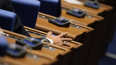 Парламентът ще дебатира шестия вот на недоверие 