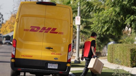 DHL спира глобални пратки над 800 долара за потребители в САЩ