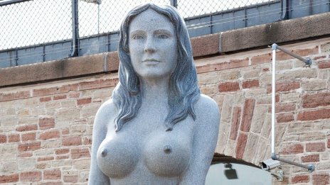 Дания ще маха статуя на русалка от Копенхаген, имала пищен бюст