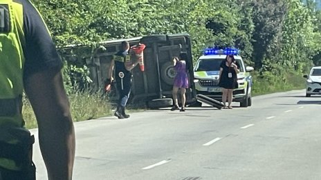 Линейка се преобърна след сблъсък с кола край Враца, всички пътници са ранени 