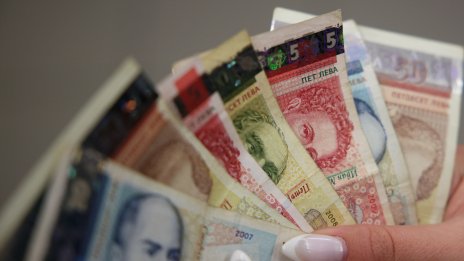 В кои сектори са най-високите и най-ниските заплати в България? 