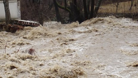 Мъж загина в Северна Гърция, колата му била повлечена от придошла река