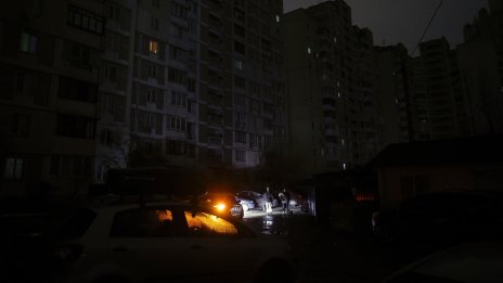 Стотици хиляди хора са без ток в Южна Украйна след руски атаки 