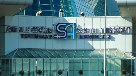 Аварирал камион спря временно полетите на летище "Васил Левски" 
