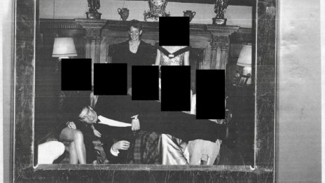 Проститутки в кралския дворец: Снимка от "досиетата Епстийн" унизи Андрю Маунтбатън