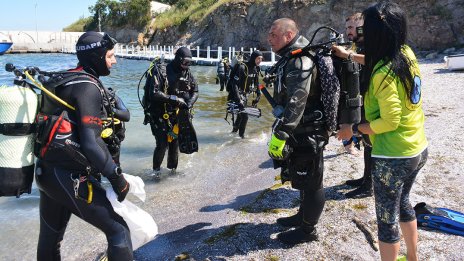 Водолази чистиха морското дъното до остров Света Анастасия
