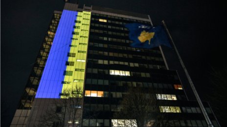 Заради Зеленски: В Косово свалиха украинското знаме