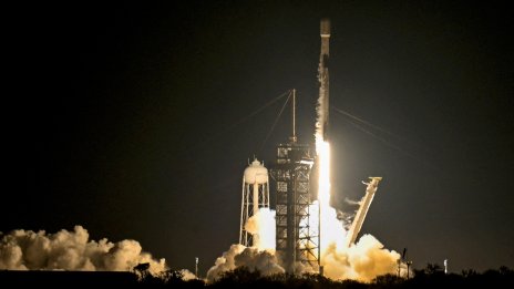 SpaceX изпрати цивилен екипаж в първи полет около полюсите на Земята ВИДЕО