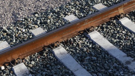 Кола, зарязана на релсите, спря движението на влаковете край Дулово