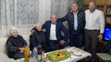 100 години отпразнува Стефан Стефанов от Гоце Делчев, жена му е на 101 г.