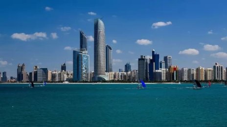 Абу Даби поема хотелските сметки на блокираните туристи