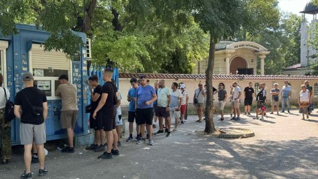 До три билета на човек за мача на Левски с Университатя
