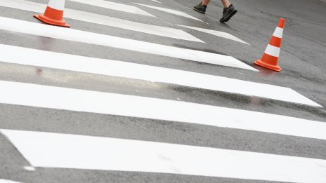 Кола блъсна мъж на неосветена пешеходна пътека в Ловеч