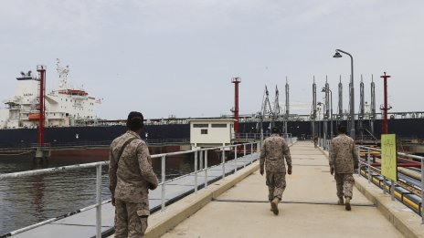 Украйна преследва скритата флотилия на Москва в международни води