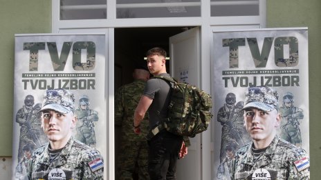 Младите хървати не се шегуват, явяват се доброволно на военна служба СНИМКИ