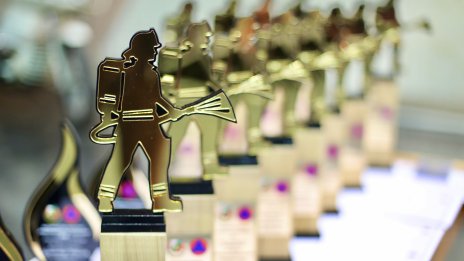 В кадър: Министър Дечев отличи Пожарникар на годината