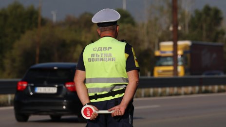 Дрифтаджия без книжка хулиганствал на пътя