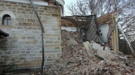 По чудо няма жертви: Посред бял ден се срути кула към древен храм в Брегово