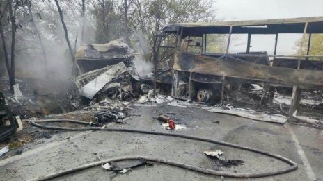 Огнен ад на пътя: Двама шофьори загинаха след удар на два тира и автобус 