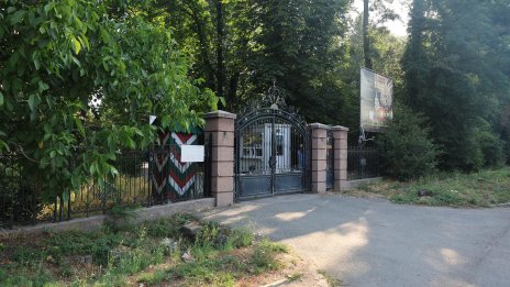 Общината си прибра пейките от “Врана”