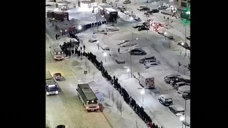 В Русия нямало опашки ли... граждани чакаха близо час на студа за автобус ВИДЕО