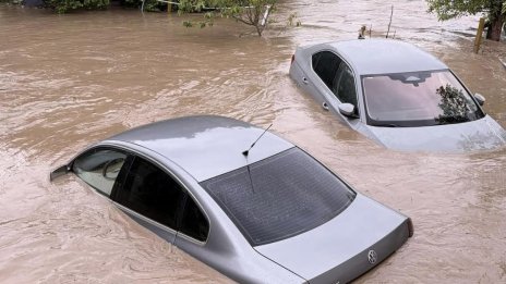 Евакуация и в Севлиево, водата по улиците достигна 1,20 метра