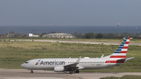 Откриха дупка от куршум на крилото на американски самолет, излетял от Колумбия 