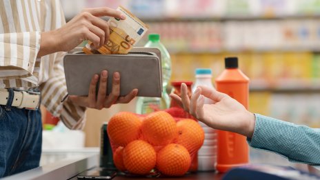 Lidl отчита около 20% ръст на плащанията в брой в първите дни на двойно обращение