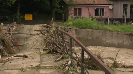 Бедственото положение в Етрополе остава - затворени пътища, няма ток