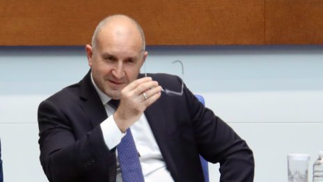Радев говори за мантинели, полети и 36 фактури от службите в Малта (СНИМКИ)
