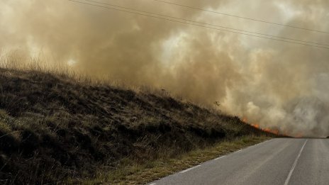 Пожар пламна край Карнобат