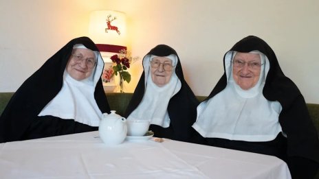 Три непокорни монахини окупираха манастира си, не искали в старчески дом