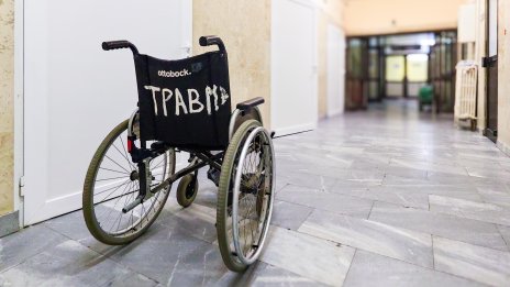 Парадоксът: Защо се осигуряваме, но доплащаме за здравни услуги? 