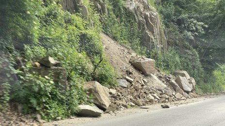 Скален къс разби предното стъкло на кола на пътя София и Самоков 