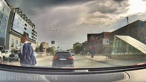 На косъм от трагедия: Удариха безумен пешеходец в София ВИДЕО