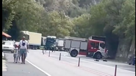 Пожар пламна в Кресненското дефиле ВИДЕО