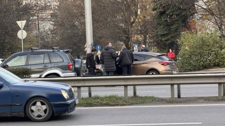 Задръстване на "Цариградско", кола се блъсна в стълб СНИМКИ