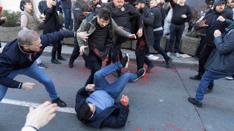 Масов бой и безредици пред кметството в Белград