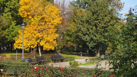 Времето днес: Валежите спират, остава студено