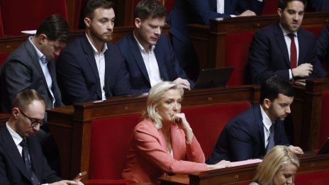 Льо Пен няма да се кандидатира за президент на Франция с е-гривна на глезена