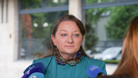 Деница Сачева: Радев прави опити да си играе със страховете на хората