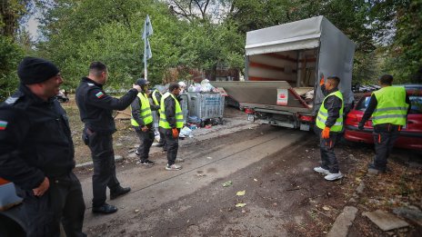 В кадър: Затворници участват в събирането на боклук в "Красно село" и "Люлин"